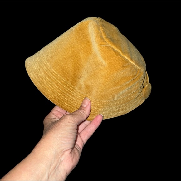 Vintage 1950s Cloche Hat Gold Velvet Unique Button Accents Adjustable - Picture 5 of 8